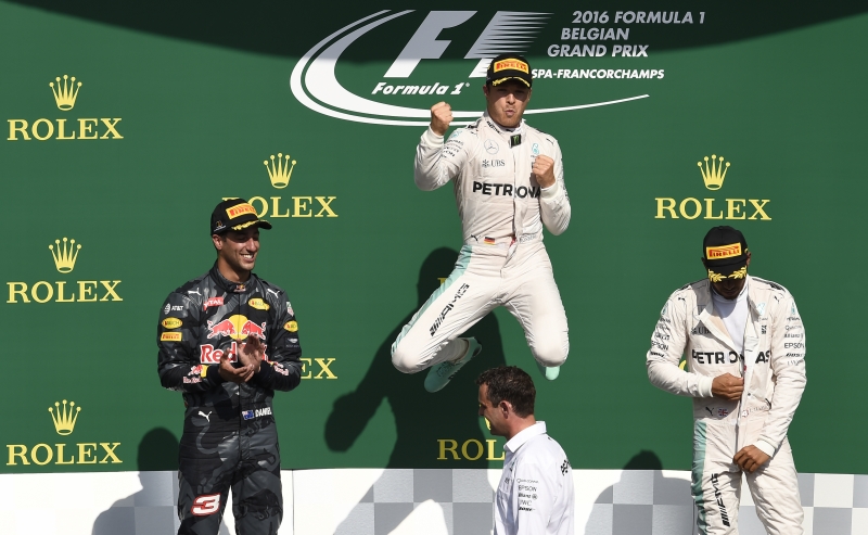 Rosberg (c) comemorou a vit�ria no p�dio ao lado de Ricciardo e Hamilton  