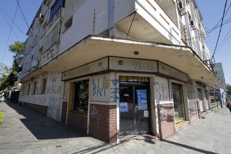 Loja Vera Modas, na esquina da rua Guilherme Schell com a Av. Bento Gonçalves totalmente pichada