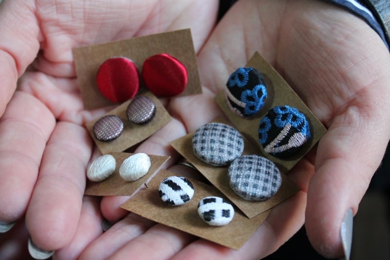 Os brincos artesanais são feitos com base de botão 
