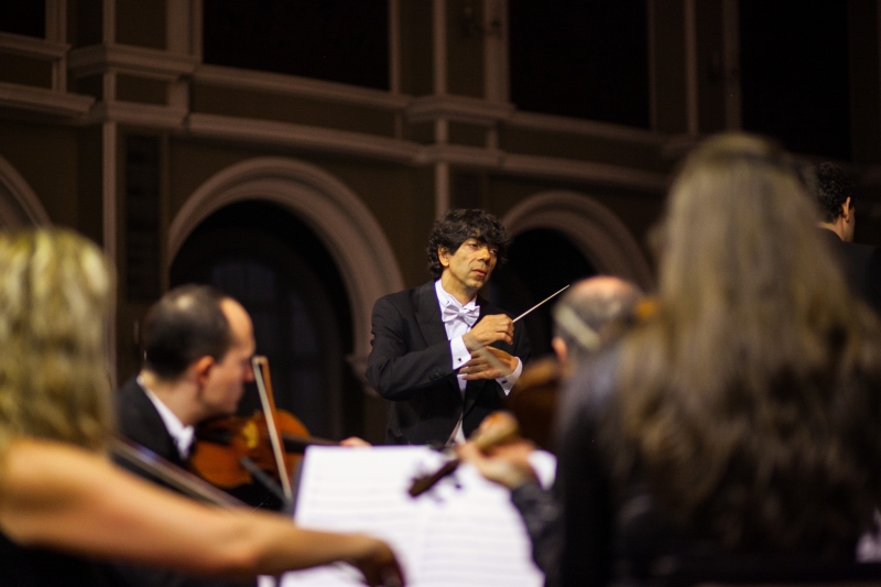 Tiago Flores comanda concerto da Orquestra da Ulbra