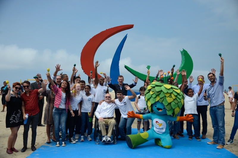 Escultura dos Agitos, símbolo dos Jogos Paralímpicos, é inaugurada na praia de Copacabana