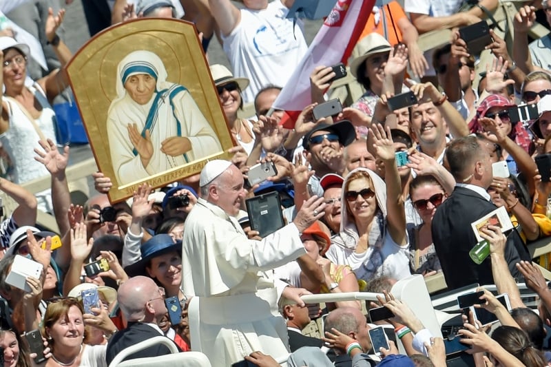 Diante de milhares de fiéis, Papa Francisco conduziu o processo