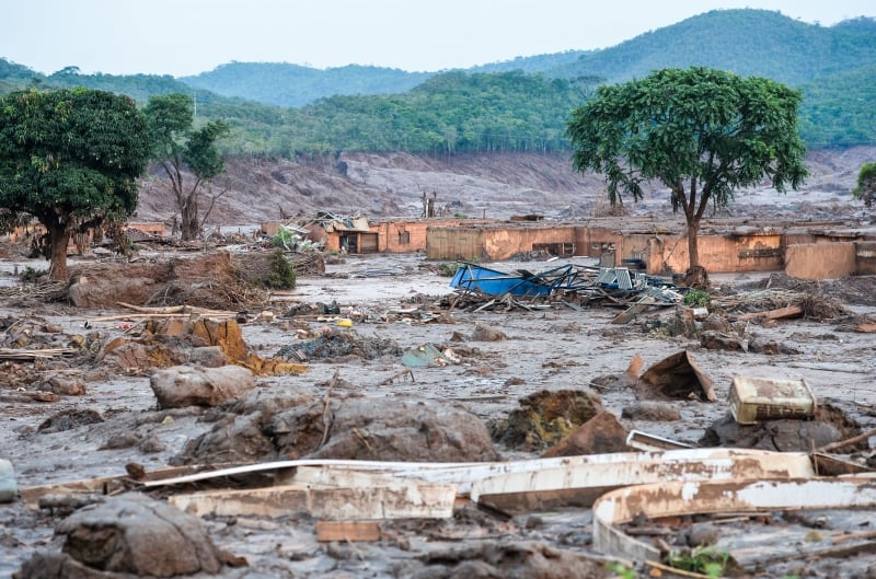 A barragem de Fundão rompeu em  novembro de 2015 e destruiu a cidade de Mariana, deixando 19 pessoas mortas