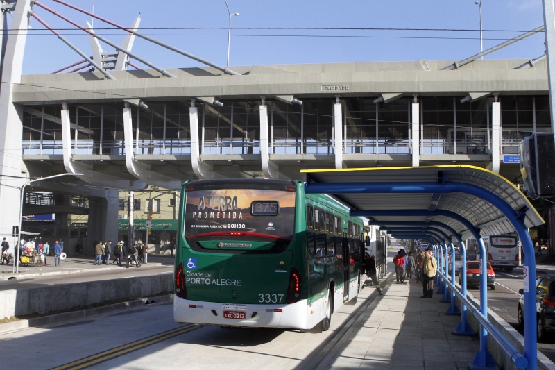  A prefeitura liberou nesta quinta-feira o trânsito no trecho que ainda estava em obras do corredor de ônibus da Bento Gonçalves, entre as ruas Paulino Azurenha e Guedes da Luz.  