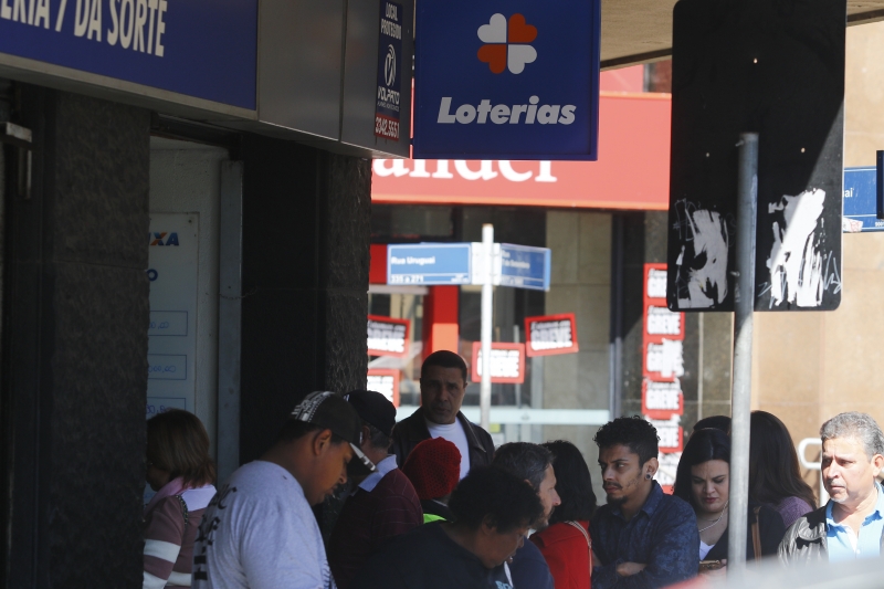  Foto de fila nas lotéricas. Bancos em greve.  