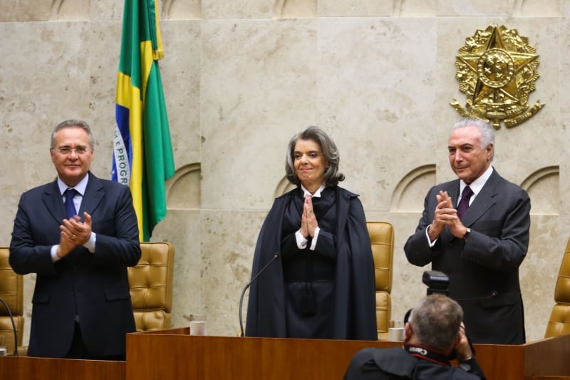  O presidente do Senado, Renan Calheiros, a nova presidente do Supremo Tribunal Federal (STF), ministra Cármen Lúcia, e o presidente Michel Temer, durante a cerimônia de posse