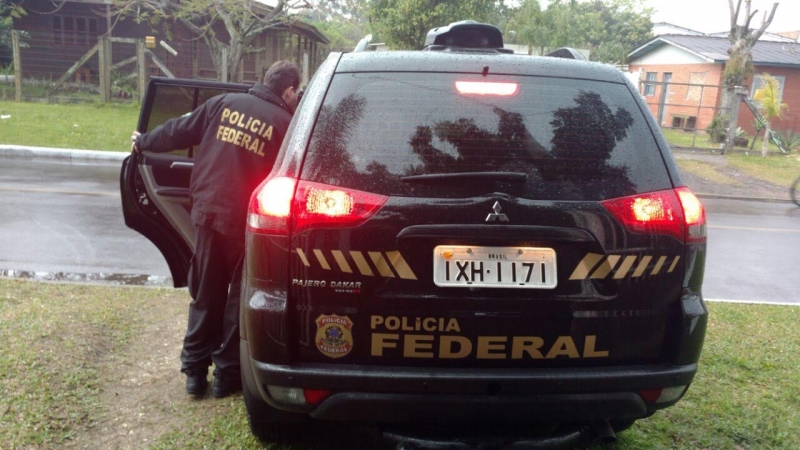 Viaturas da Polícia Federal chegam a casa de acusados de tentar fazer a fraude em Xangri-Lá