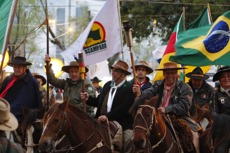 A chama crioula foi trazida por dois grupos de cavalarianos e marcou a abertura oficial do Acampamento Farroupilha, no Parque da Harmonia em Porto Alegre