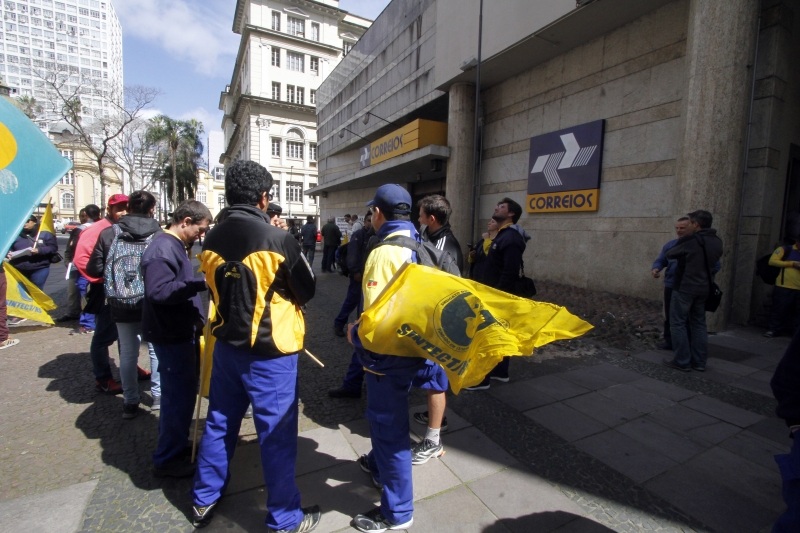  Greve dos Correios - Concentração dos trabalhadores em frente ao prédio Sede, na Siqueira Campos, centro de Porto Alegre.  