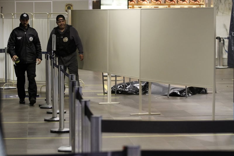 Corpo de jovem que foi alvejado com mais de 10 tiros ficou no sagu�o do aeroporto