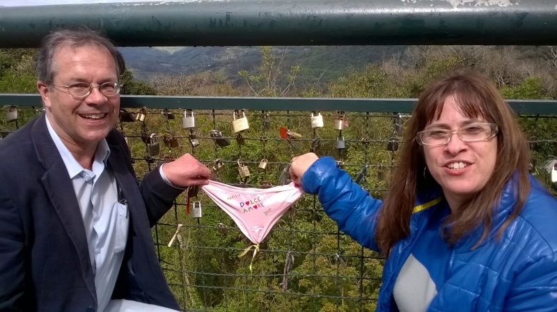 Irajá Heckmann e Marília Patta Ramos lançaram a "calcinha do amor" para substituir os cadeados