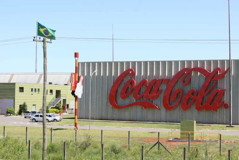 Companhia passar� a ser a maior operadora da marca Coca-Cola no Brasil, com 49% do volume do Pa�s