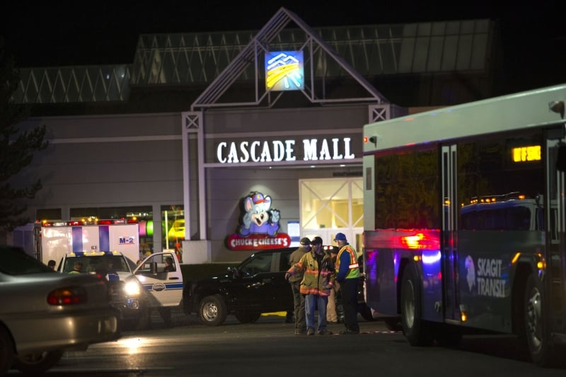 BURLINGTON, WA - SEPTEMBER 23: Police attend the Cascade Mall after three women were reportedly shot dead and a man critically injured following a shooting at the shopping center on September 23, 2016 in Burlington, Washington. The suspect is believed to still be at large. Karen Ducey/Getty Images/AFP 

