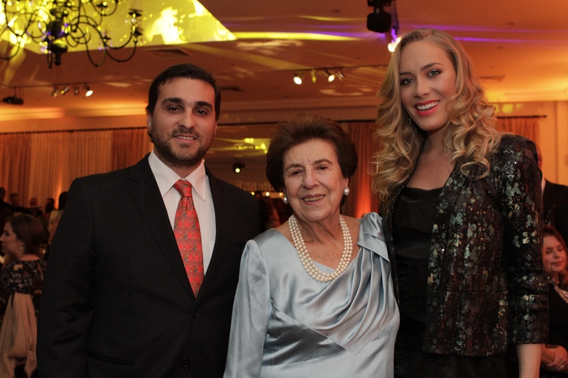 Frederico Malcon com sua av�, Mouna Malcon, e sua noiva, Ana Cl�udia Diehl