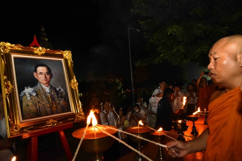 The chief monk lights candles for the late Thai King Bhumibol Adulyadej at Mahabodhi temple in Bodhgaya on October 14, 2016. Bhumibol, the world's longest-reigning monarch, passed away aged 88 on October 13, 2016 after years of ill health, removing a stabilising father figure from a country where political tensions remain two years after a military coup
