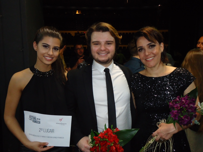 Ricardo Seffner, vencedor do concurso, entre D�bora Neto e Adriana Deffenti