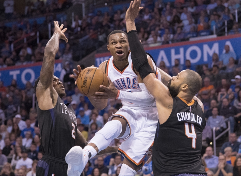 Westbrook vence a marcação dupla dos jogadores do Phoenix Suns