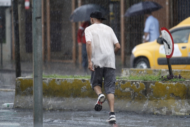 No final da manhã desta terça (01-11) acontece uma mudança metereologica em Porto Alegre, com rajadas de vento e fortes pancadas de chuva, pegando as pessoas desprevinidas.