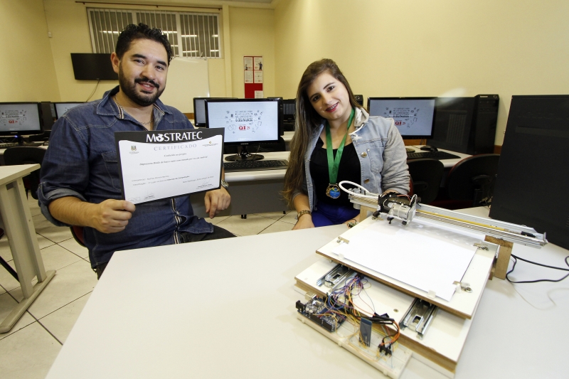 Rodrigo orientou a aluna Josiane e seus colegas no projeto