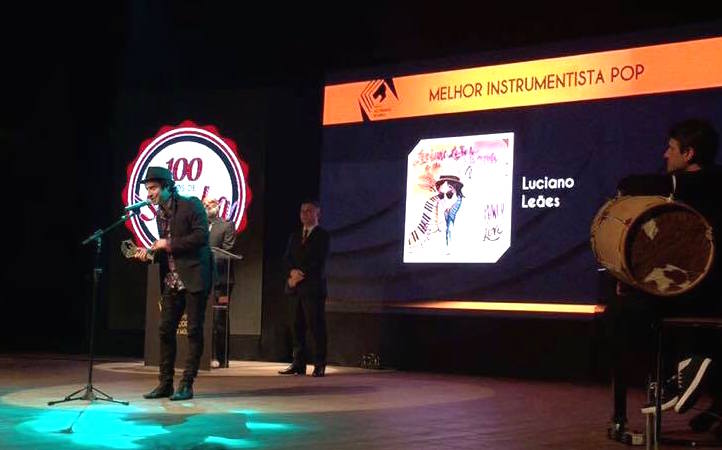 Luciano Le�es recebe a estatueta na categoria instrumentista na categoria �lbum de m�sica pop