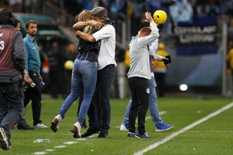 Como já havia acontecido na semifinal, a filha de Renato Gaúcho também invadiu o campo para comemorar o título com o pai