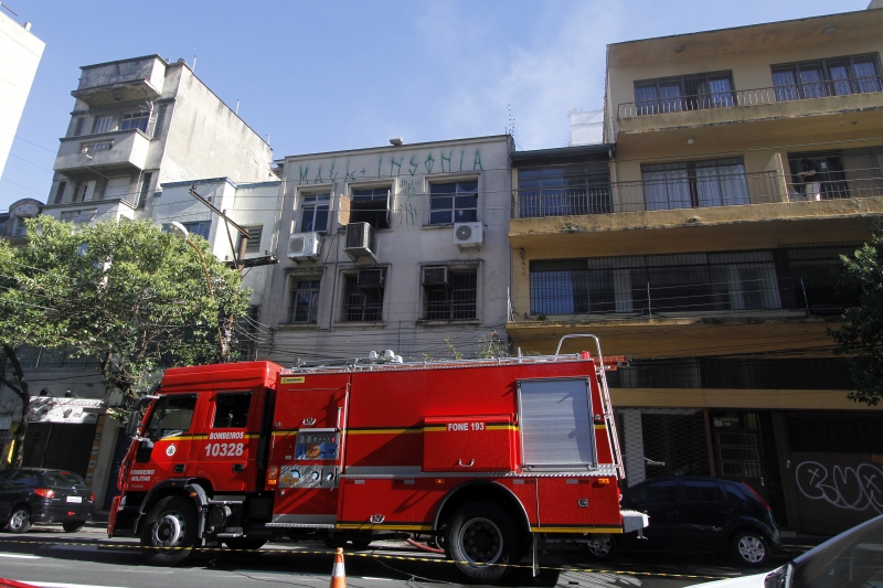 Princípio de incêndio em prédio comercial da avenida Alberto Bins, na altura dos números 700, atrapalha o transito e o comércio da região. bombeiro bombeiros incêndio 