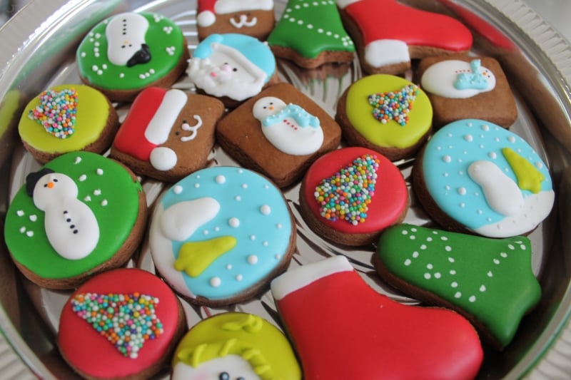 Cada biscoito é decorado à mão, o que exige paciência e criatividade