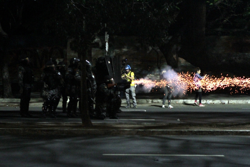Protestos contra medidas do governo, como a PEC 55, foram reprimidos com bombas e balas de borracha