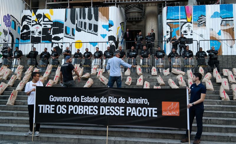 Rio de Janeiro - Protesto, organizado pelo movimento Rio de Paz, contra as medidas fiscais do governo do Rio de Janeiro, em frente à Assembleia Legislativa do Rio   (Vladimir Platonow/Agência Brasil)