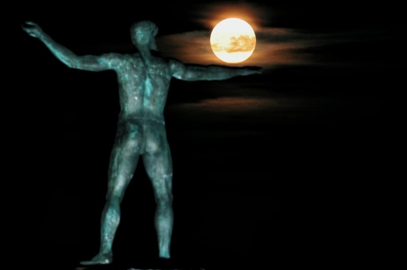 Superlua na Grécia, iluminando a estátua do deus grego Poseidon 