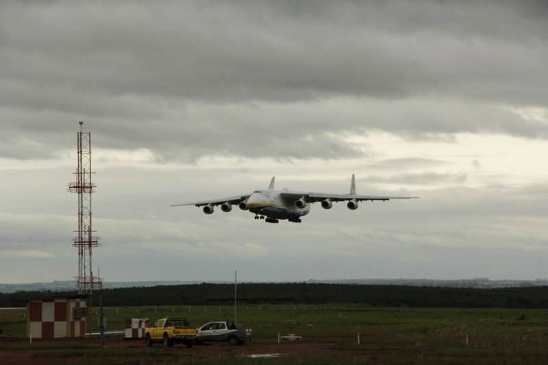 Avi�o Antonov An-225 pousa no aeroporto de Viracopos em Campinas