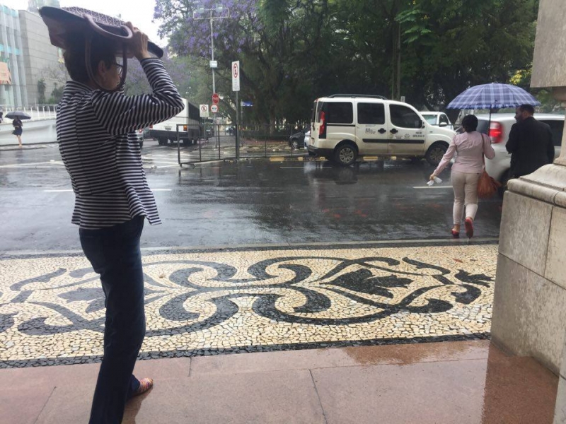 Em Porto Alegre, a chuva pegou pessoas desprevenidas 