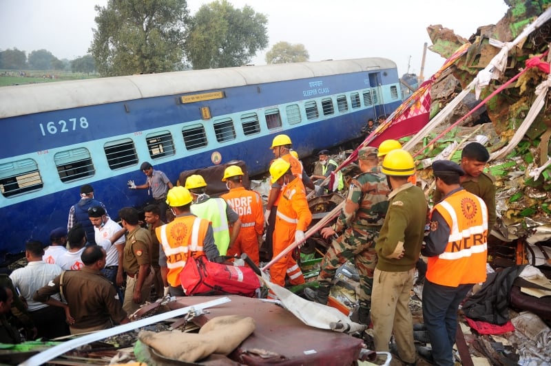 Indian rescue workers search for survivors in the wreckage of a train that derailed near Pukhrayan in Kanpur district on November 20, 2016.
Emergency workers raced November 20 to find any more survivors in the mangled wreckage of an Indian train that derailed overnight, killing at least 116 people, in the worst disaster to hit the country's ageing rail network in recent years. / AFP PHOTO / SANJAY KANOJIA
      Caption