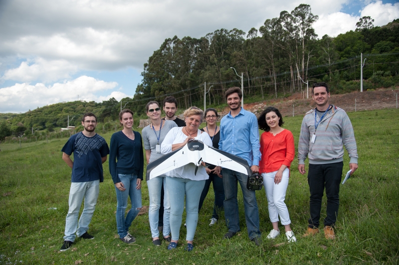 Equipe da Universidade de Caxias do Sul testa veículo aéreo no campus