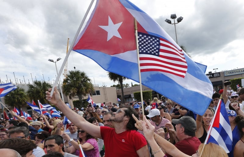 Cubanos americanos celebram em Miami a morte do l�der da revolu��o 
