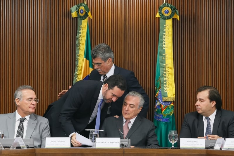 Temer (centro), Renan e Maia acertam acordo para evitar repercuss�o sobre casos de corrup��o