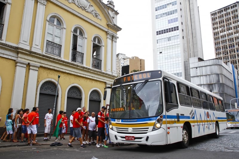 Veículos da linha Especial Futebol começam a sair após as 15h do Largo Glênio Peres para o estádio