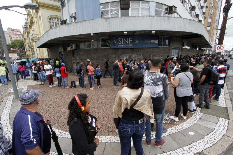 Mutirão do Sine oferece mais de 800 vagas em Porto Alegre e leva milhares de pessoas à agência da Av. Maúa.