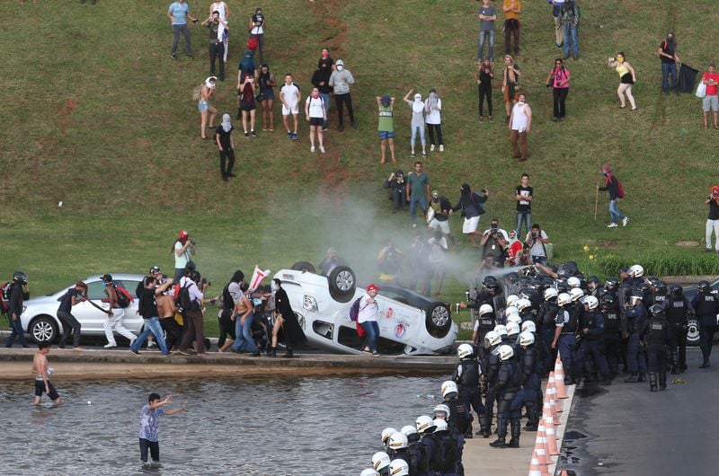 Brasília - Manifestantes entram em confronto com a polícia  na Esplanada dos Ministérios (Wilson Dias/Agência Brasil)