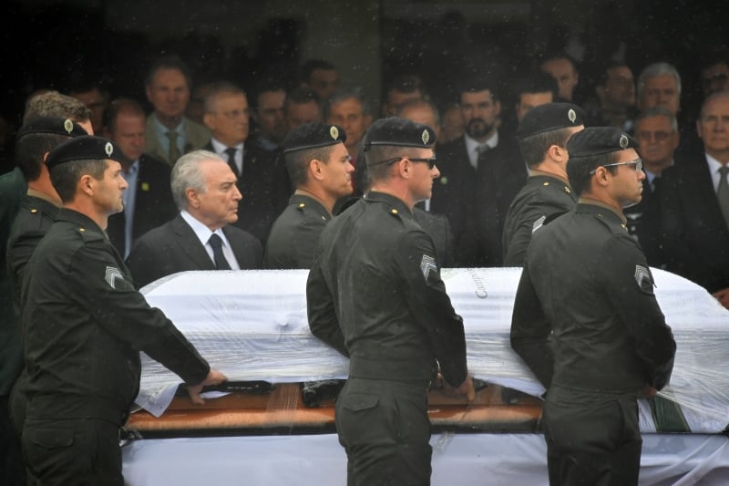 Resultado de imagem para Debaixo de chuva e muita emoção, corpos das vítimas são recebidos em Chapecó