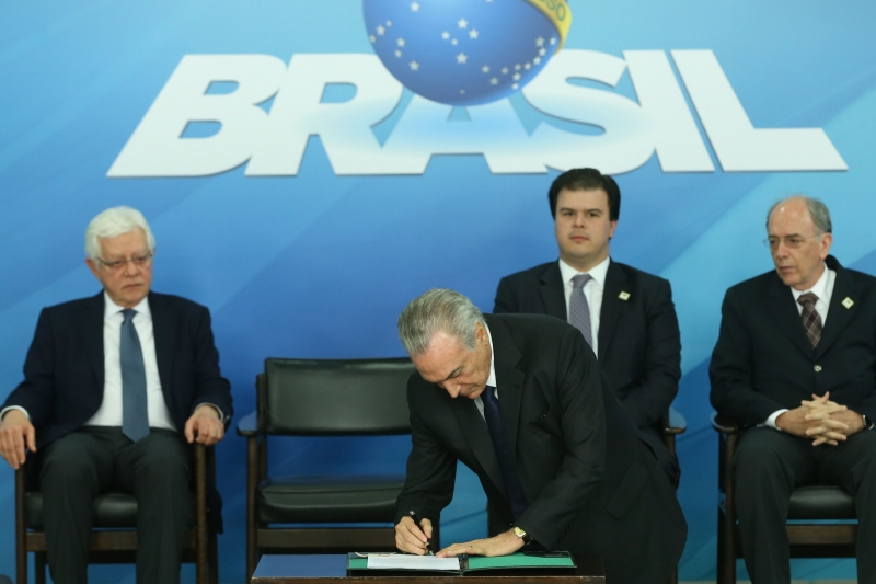 Brasília - Presidente Michel Temer durante cerimônia de sanção da Lei que flexibiliza a operação e novos investimentos na camada petrolífera do pré-sal, no Palácio do Planalto (Valter Campanato/Agência Brasil)
