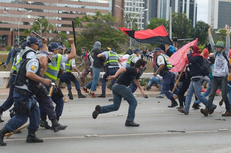 Bras�lia - Policiais e manifestantes entram em confronto na Esplanada dos Minist�rios  durante protesto contra a aprova��o da PEC do Teto dos Gastos P�blicos (Marcello Casal Jr/Ag�ncia Brasil)