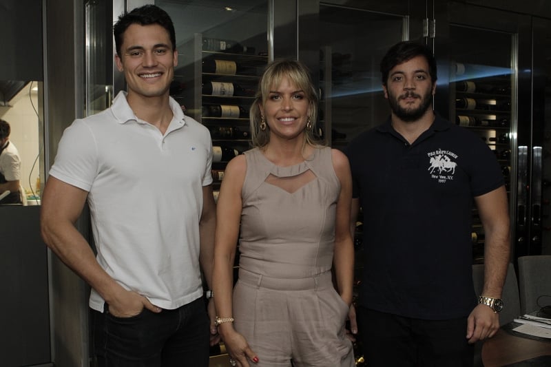 William Bond, Fernanda Guimarães e Filipe Ribeiro no restaurante Eleven