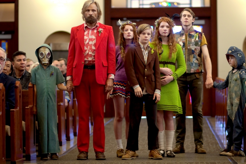 Em Capitão Fantástico, Viggo Mortensen (de vermelho) cria os filhos na selva