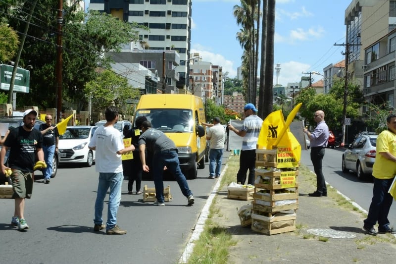 Fiscais estaduais agropecu�rios paralisados em Porto Alegre realizaram a distribui��o de mais de 300 quilos de bananas, em frente aos port�es da Secretaria da Agricultura