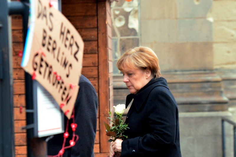 Chanceler visitou local em que caminhão matou 12 pessoas em Berlim