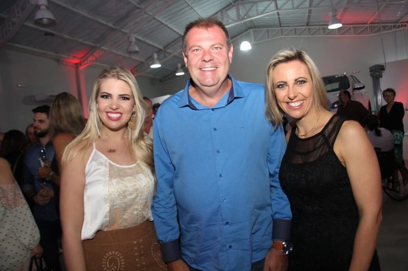 Tatiana, Jefferson e Juliana Fürstenau receberam os convidados na nova Kia, em Gramado