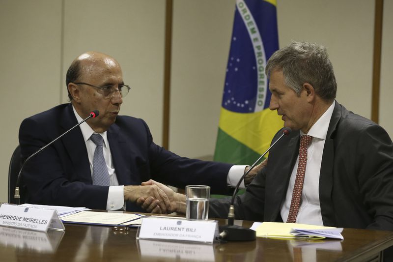 O ministro da Fazenda, Henrique Meirelles  e o Embaixador da França, Laurent Bili, na cerimônia de assinatura de adesão do Brasil ao Clube de Paris