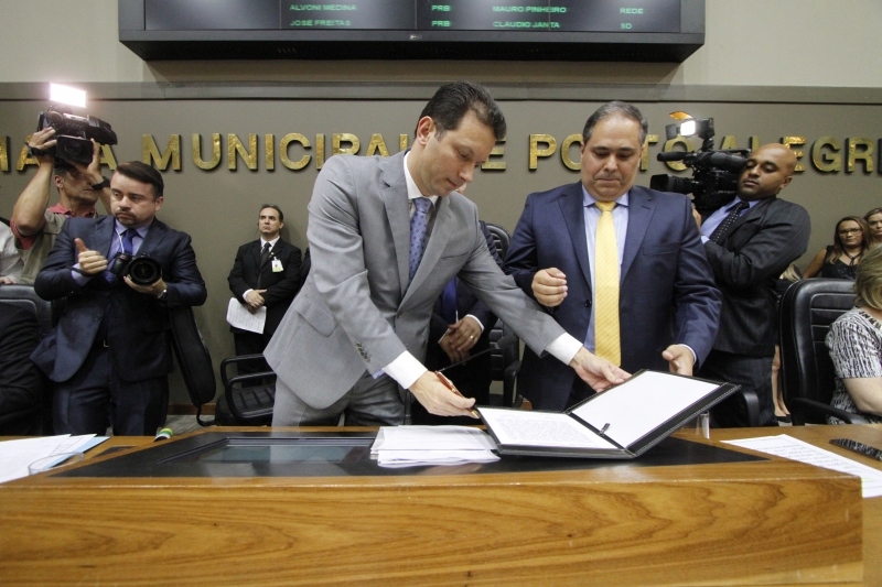 Nelson Marchezan Júnior foi oficalizado no cargo de prefeito ao lado do vice, Gustavo Paim, na Câmara