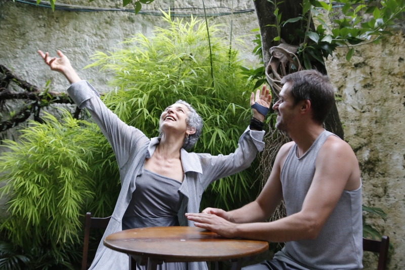 Deborah Finocchiaro e Fernando Sessé na peça Caio do Céu